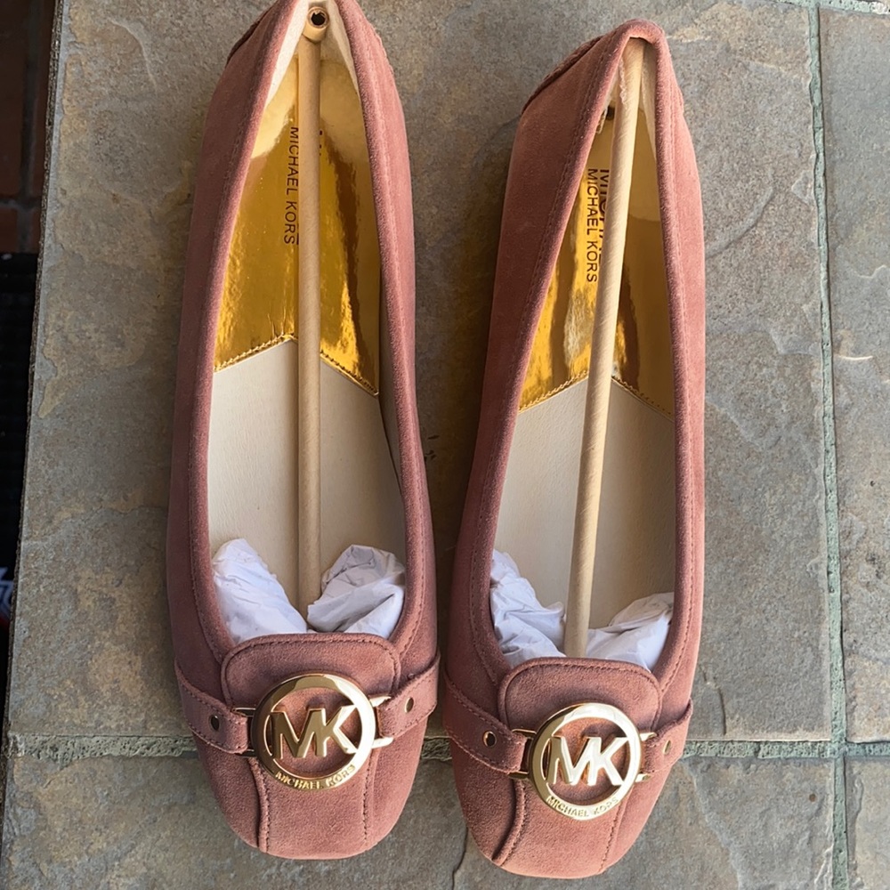 I’m selling size 11 Michael Kors Color dusty rose